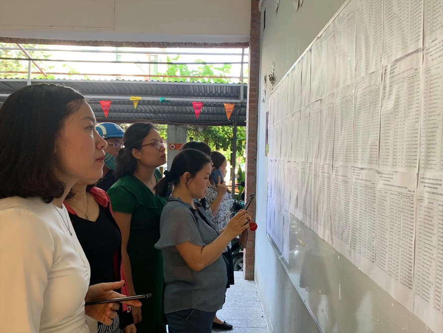 Phụ huynh xem kết quả tuyển sinh lớp 6 tại Trường Lương Thế Vinh năm 2019 Ảnh: Nguyễn Hà 