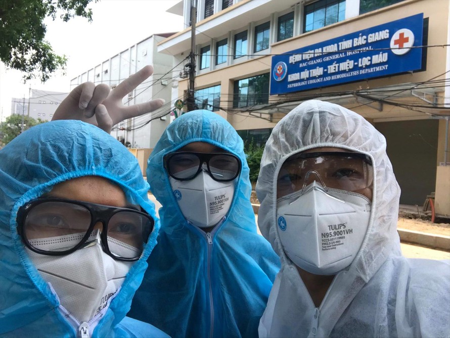 Ba bác sỹ trẻ TPHCM tại Bệnh viện Đa khoa Bắc Giang Ảnh: NVCC 
