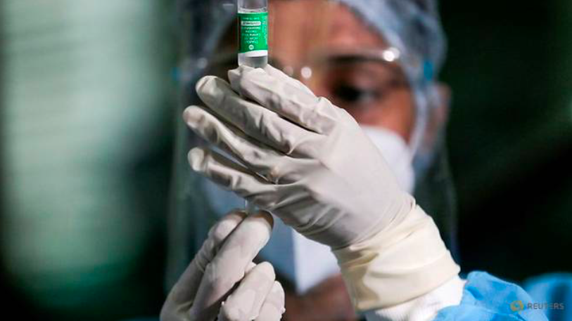 Một nhân viên y tế Sri Lanka rút một liều vắc-xin COVID-19 của AstraZeneca Ảnh: AP 