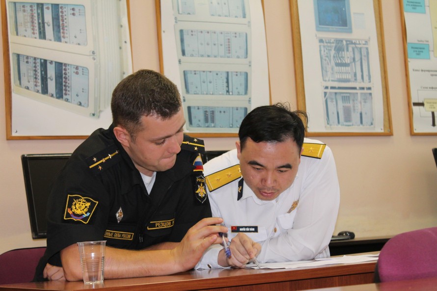 Thủy thủ tàu ngầm Việt Nam (bên phải) trong thời gian học tập ở Liên bang Nga