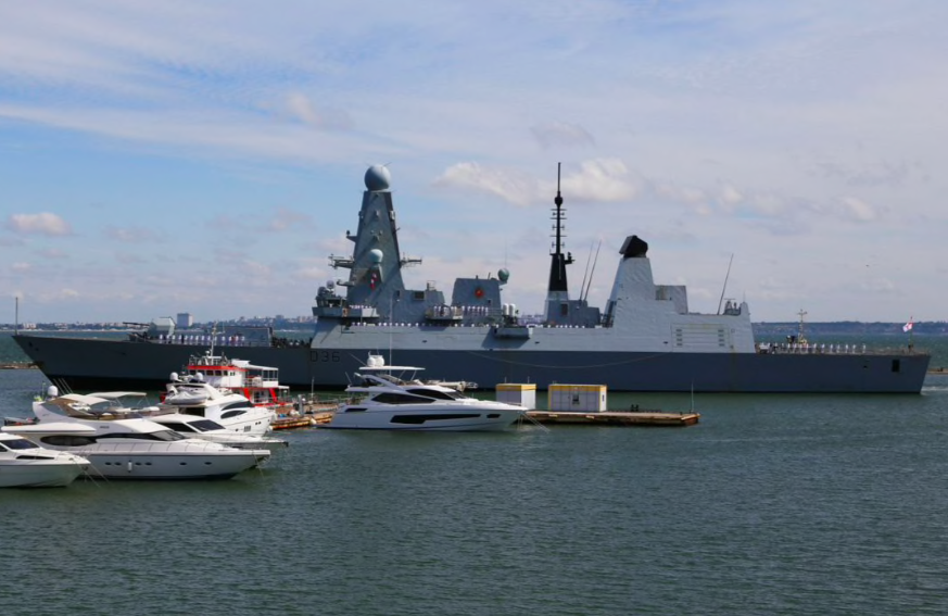 Tàu khu trục HMS Defender của Anh đến cảng Odessa của Ukraine trên Biển Đen ngày 18/6 Ảnh: RT 