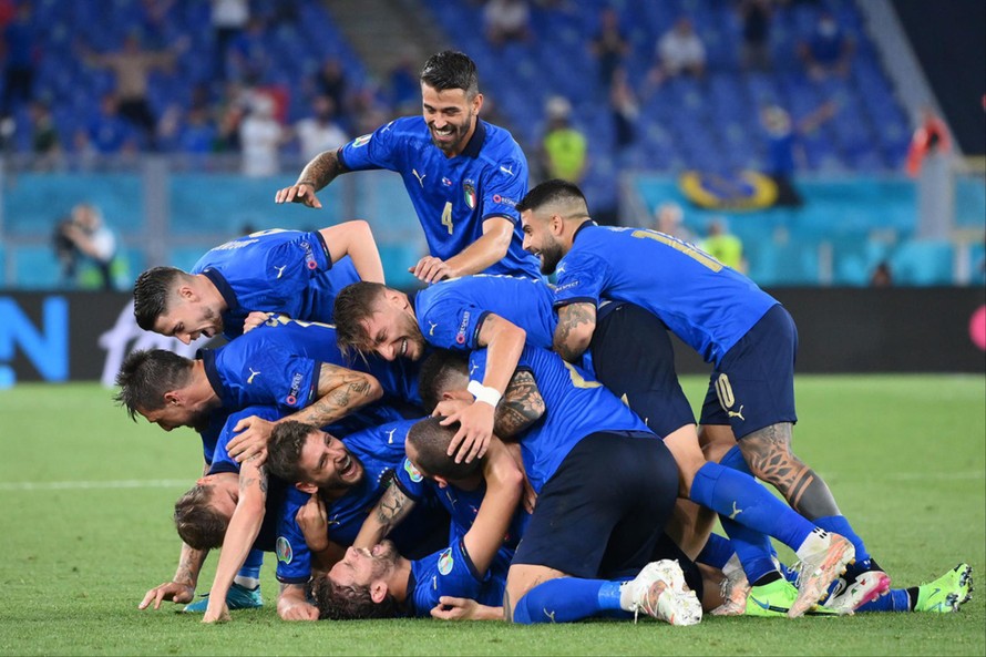 Nếu không có bất ngờ lớn xảy ra, nhiều khả năng tuyển Anh và tuyển Italia (ảnh lớn) sẽ đi tới được trận đấu cuối cùng 