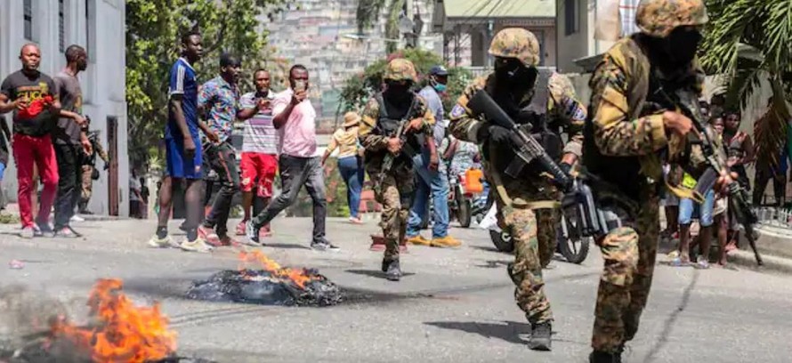 Người dân Haiti biểu tình gần đồn cảnh sát ở Petion Ville sau khi Tổng thống Jovenel Moise bị ám sát Ảnh: Getty Images