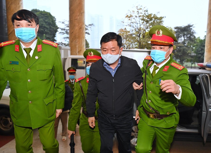 Dẫn giải ông Đinh La Thăng vào Tòa án nhân dân TP Hà Nội xét xử ngày 22/1/2021