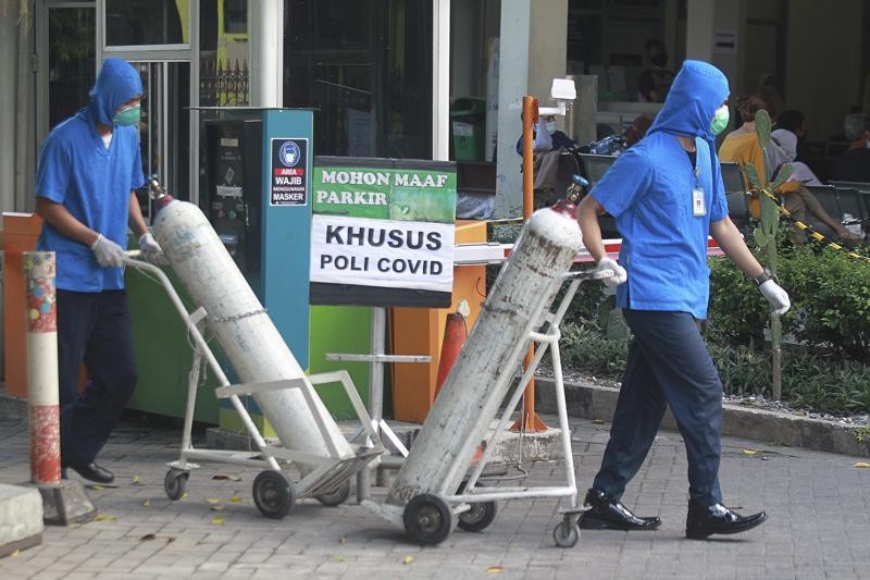 Indonesia cạn kiệt bình ôxy trong làn sóng bùng phát dịch COVID-19. Ảnh: AP 