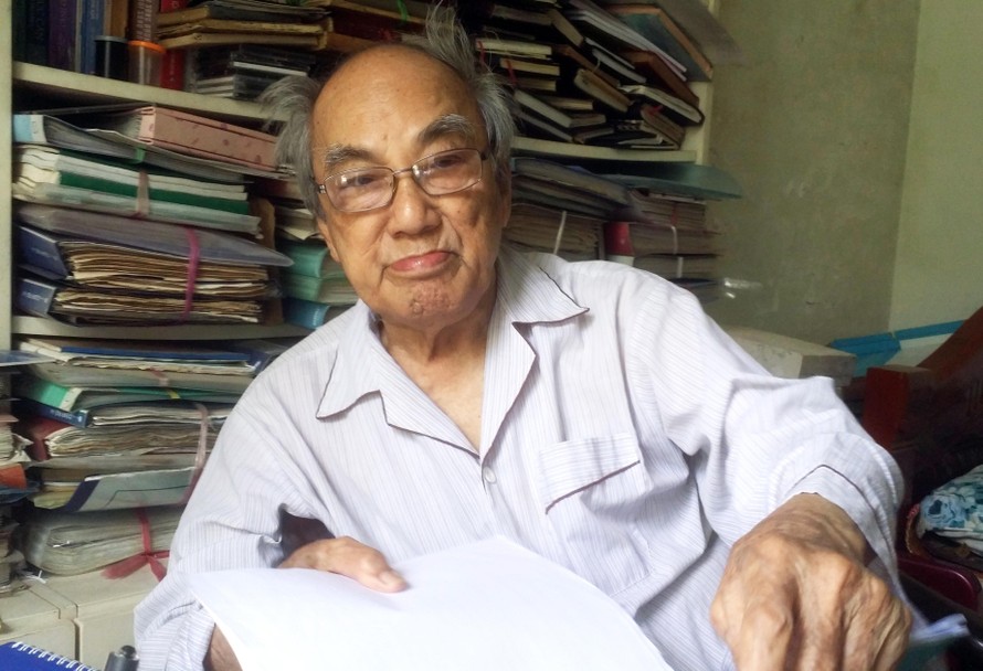 Nhà giáo Thân Trọng Ninh (1922-2018) bên kho nhật ký của mình ảnh: PXD