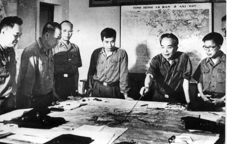 Tại Tổng Hành dinh, Đại tướng Võ Nguyên Giáp cùng các đồng chí trong Quân ủy Trung ương kịp thời chỉ đạo các hướng tấn công 