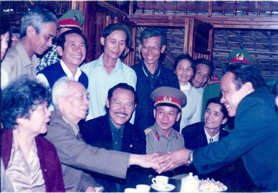 Ông Đỗ Trung Tuân và những người thợ thi công trùng tu ngôi nhà được Đại tướng mời gặp, cảm ơn trong lần Đại tướng về thăm quê năm 2004