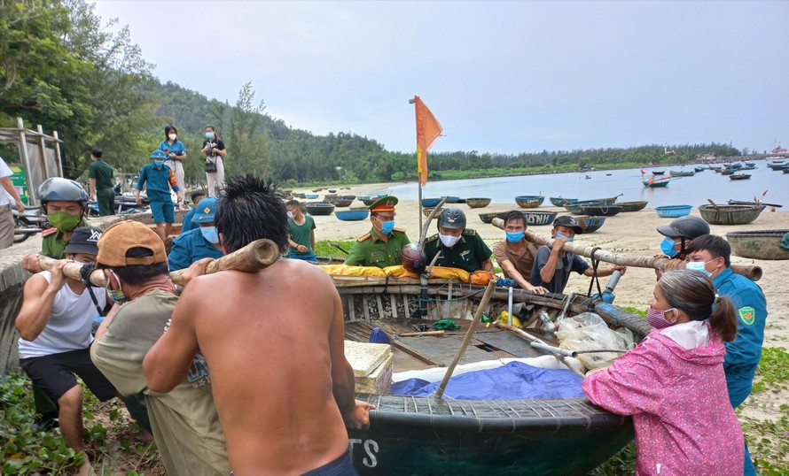 Khẩn trương di dời tàu, thuyền tránh bão số 5 ở Đà Nẵng Ảnh: Nguyễn Thành