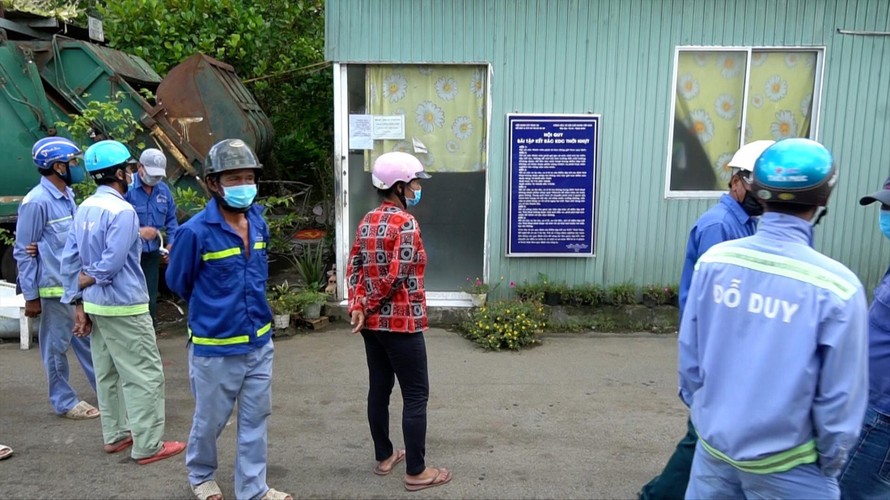Công nhân đến nhà điều hành trạm trung chuyển rác của Cty ở Khu dân cư Thới Nhựt, phường An Khánh, quận Ninh Kiều để đòi lương