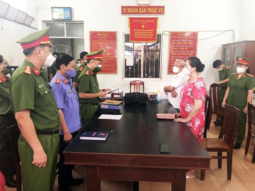Cơ quan CSĐT Công an Phú Yên đọc lệnh bắt tạm giam bà Ngô Thị Điều về tội trốn thuế Ảnh: Huyền Oanh 