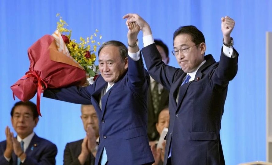 Ông Kishida (ngoài cùng bên phải) chụp ảnh chung với Thủ tướng sắp mãn nhiệm Suga Ảnh: Reuters