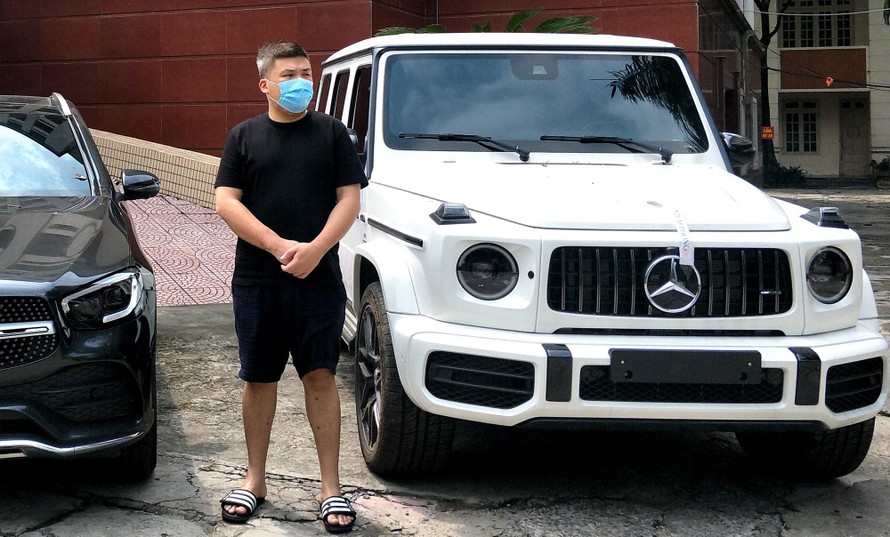 Nguyễn Minh Thành và siêu xe G63 tại cơ quan công an. Ảnh: Thanh Hà 
