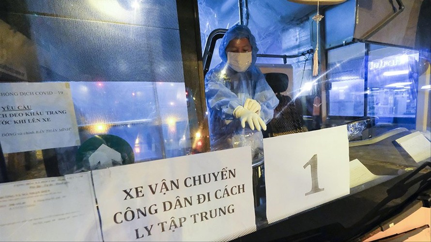 Vận chuyển người liên quan chùm ca bệnh ở Bệnh viện Hữu nghị Việt Đức đi cách ly tập trung. Ảnh: Hoàng Mạnh Thắng 