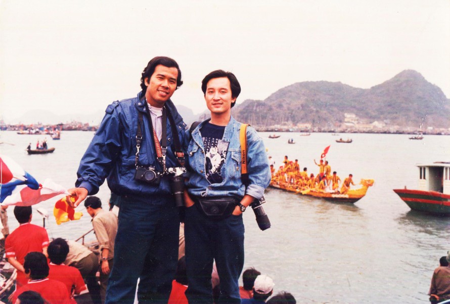 Nhà báo Phạm Công Luận (trái) đi sáng tác ảnh với phóng viên Hoài Linh ở một tỉnh phía Bắc. Hoài Linh là phóng viên ảnh báo Hoa Học Trò, hiện nay là nhà nhiếp ảnh nghệ thuật. Ảnh tư liệu