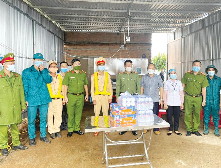 Lãnh đạo UBND huyện Đắk G’Long thăm các chốt phòng chống COVID-19