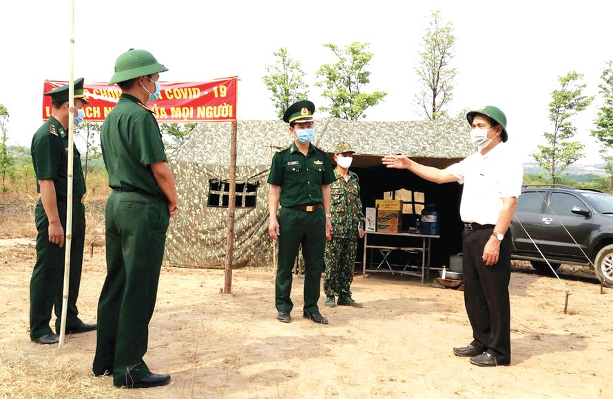 Chủ tịch UBND tỉnh Gia Lai Võ Ngọc Thành thăm hỏi, động viên cán bộ biên phòng chống dịch ở huyện Đức Cơ ảnh: Như Nguyện 