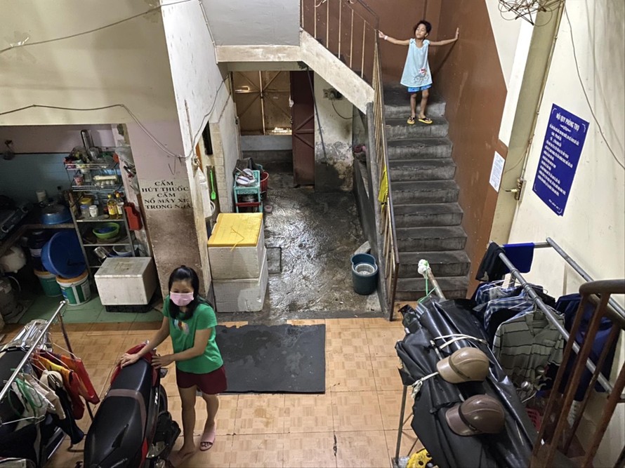 Nhiều công nhân phải sống trong khu nhà trọ ẩm thấp, chật chội Ảnh: Duy Quang 