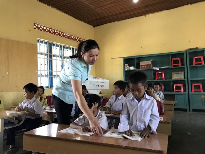 GV hợp đồng ở huyện Buôn Ðôn (tỉnh Ðắk Lắk) trong giờ dạy học.