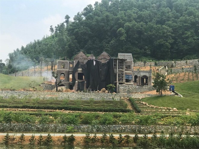 Quần thể biệt thự nghỉ dưỡng “khủng” tại xã Minh Trí vẫn đang được gấp rút hoàn thiện.
