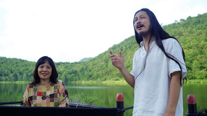 Nhà thơ Đinh Hoàng Anh cùng chồng họa sĩ Thái Tĩnh trong một buổi Hát Thơ bên bờ nước. ảnh: NVCC