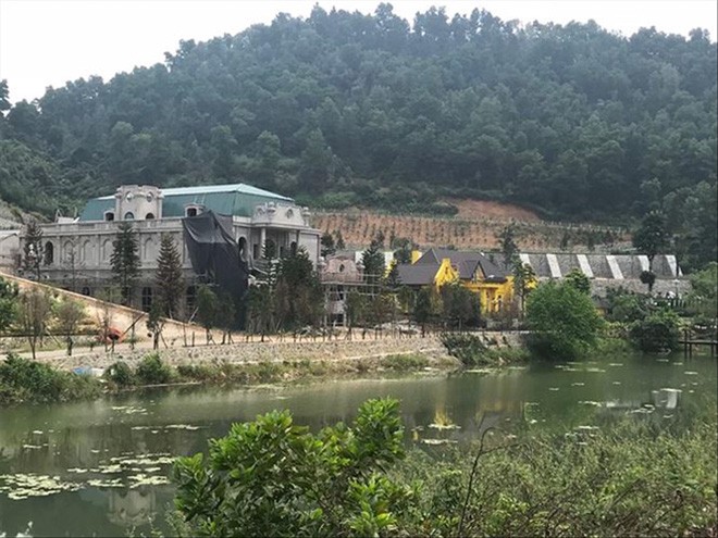 Tổ hợp biệt thự nghỉ dưỡng trái phép Hoàng Lê Gia Garden tại thôn Minh Tân, xã Minh Trí