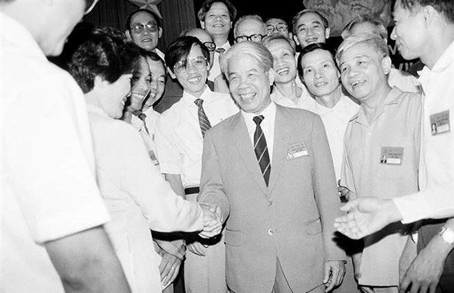 Tổng Bí thư Ðỗ Mười với các đại biểu dự Ðại hội VII Ðảng Cộng sản Việt Nam (tháng 6/1991) Ảnh: Xuân Lâm - TTXVN