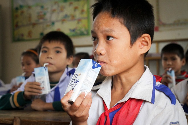 Trẻ em uống sữa học đường. Ảnh: Hồng Vĩnh 