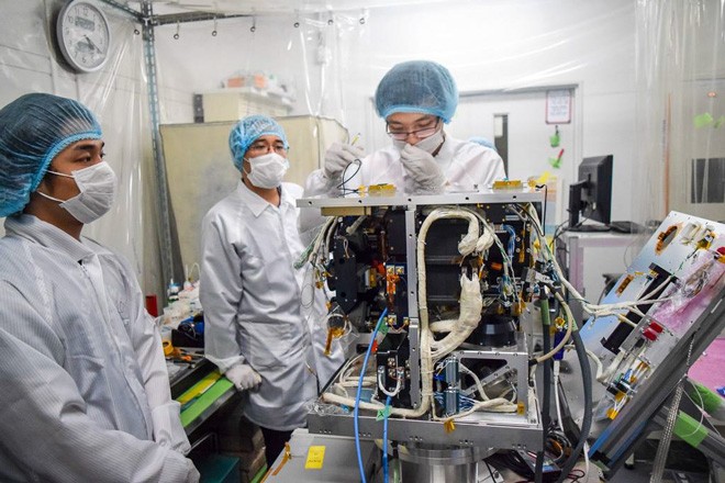 Các kỹ sư Việt Nam tham gia chế tạo vệ tinh tại Nhật Bản Ảnh: VNSC