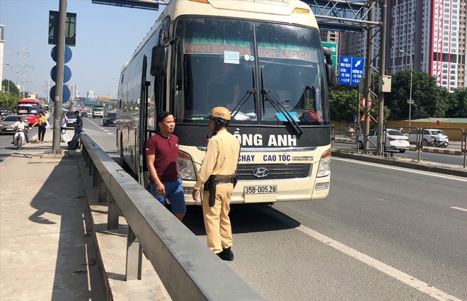 Xe khách liên tỉnh chạy qua Hà Nội liên tục bắt, trả khách trên đường Vành đai 3 bị CSGT xử lý. Ảnh: T.Ðảng