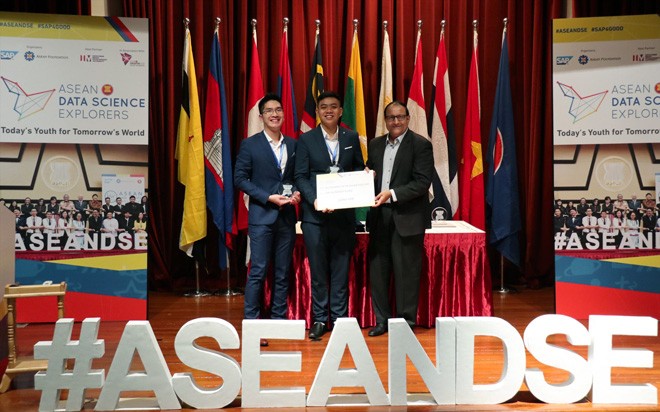 Ông S. Iswaran, Bộ trưởng Bộ Thông tin và Truyền thông Singapore, trao giải cho hai thành viên đội Pangolin của Việt Nam
