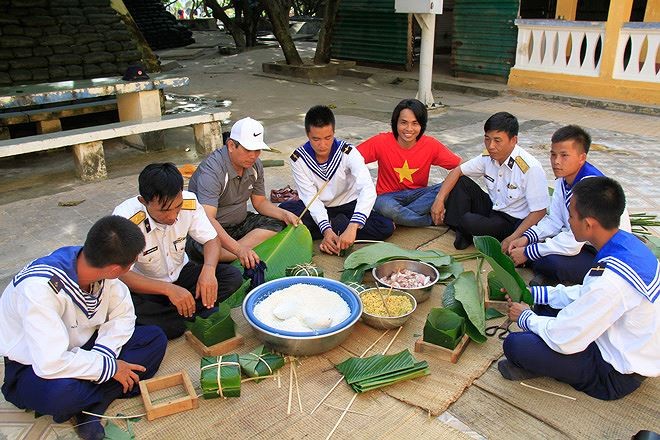 Phóng viên báo Tiền Phong (áo đỏ) trong đợt công tác tại Trường Sa đầu năm 2018. Ảnh: PV