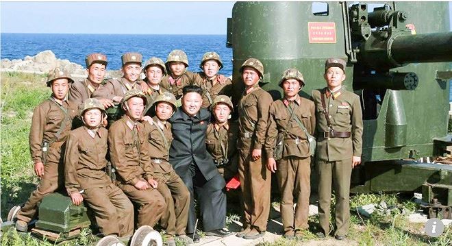 Ông Kim Jong-un trong lần đến thăm một đơn vị quân đội Ảnh: SCMP 