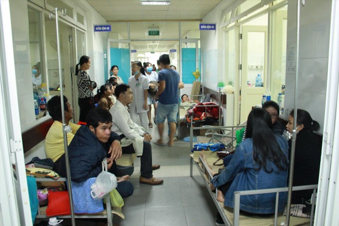 Quá tải, bệnh viện Đà Nẵng phải kê thêm giường cho bệnh nhân sốt xuất huyết nằm ngoài hành lang Ảnh: Thanh Trần