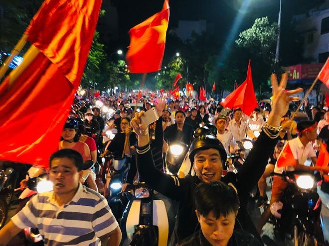 Cổ động viên Việt Nam ở Hà Nội đổ ra đường đi bão đêm Ảnh: Hồng Vĩnh