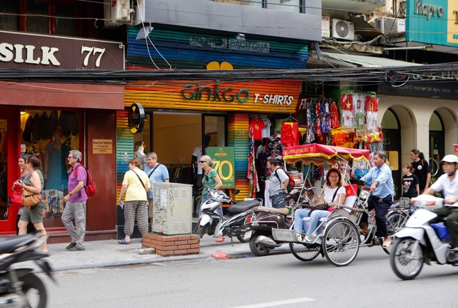 Khách du lịch nước ngoài đi dạo, tham quan trên phố cổ Hà Nội Ảnh: Ngọc Châu