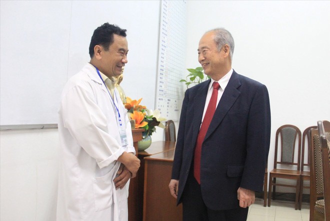 GS.BS Masatoshi Makuuchi dặn dò bác sĩ tại Bệnh viện Đà Nẵng sau ca phẫu thuật gan Ảnh: THANH TRẦN