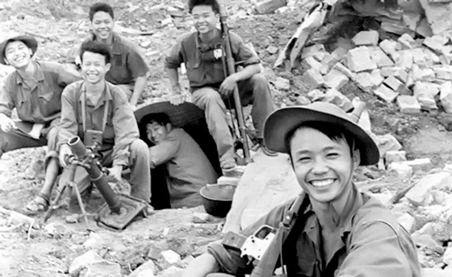 "Nụ cười chiến thắng", ảnh Đoàn Công Tính - PV báo Quân Đội Nhân dân chụp dưới chân Thành cổ Quảng Trị