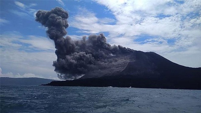 Núi lửa Anak Krakatau đã phun khói bụi và nham thạch từ nhiều tháng qua Ảnh: Bernama.com 