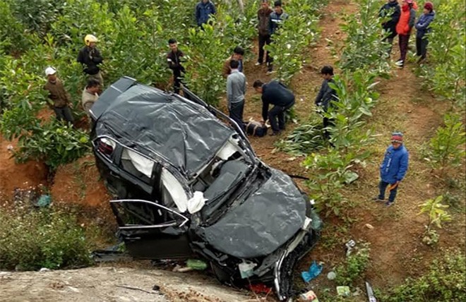 Ô tô con BKS 11A - 043.92 lao xuống vực khi lưu thông trên tuyến cao tốc Thái Nguyên - Chợ Mới đoạn qua xã Quảng Chu, huyện Chợ Mới (Bắc Kạn) chiều 1/1/2019, khiến 4 người bị thương Ảnh: HT