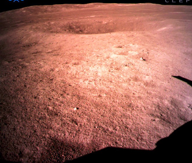 Bức ảnh chụp cận cảnh bề mặt nửa kia của Mặt trăng mà tàu Hằng Nga-4 gửi về Ảnh: Tân Hoa Xã 