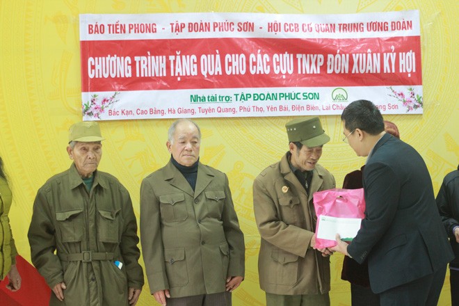 Đoàn công tác trao quà cho các cựu TNXP tại Cao Bằng