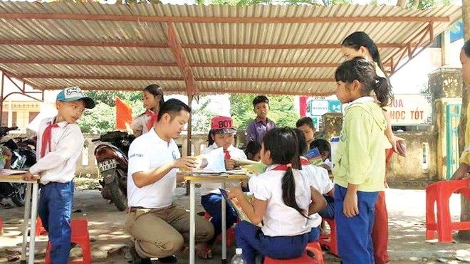 Tuấn mọt sách tặng sách học sinh dân tộc vùng cao Húc Nghì, Đakrông