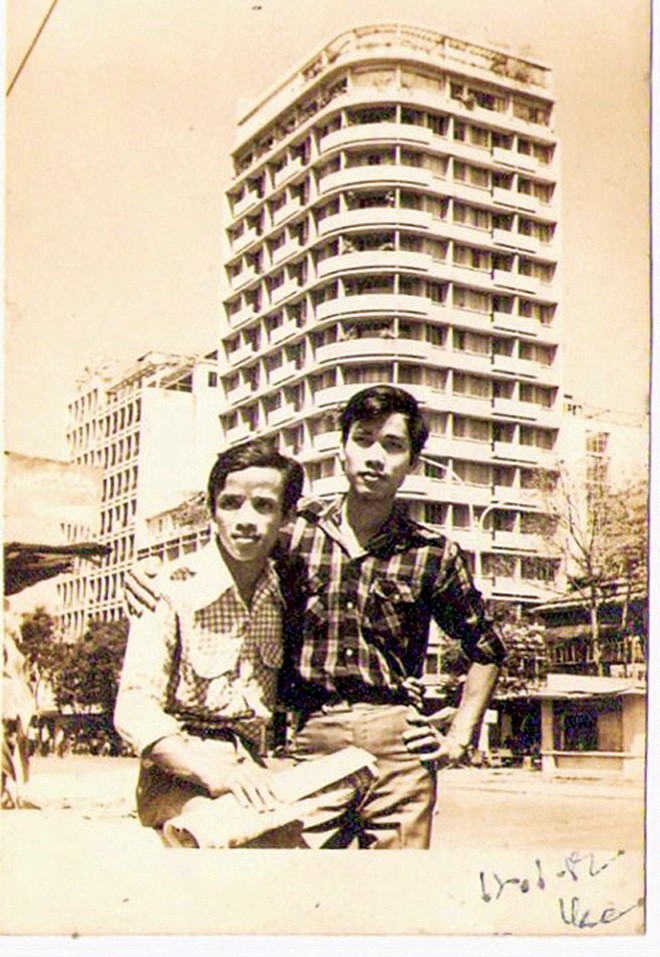 Phạm Xuân Nguyên (phải) trên phố Sài Gòn thời kỳ dạy tiếng Việt cho bộ đội Campuchia (1980)