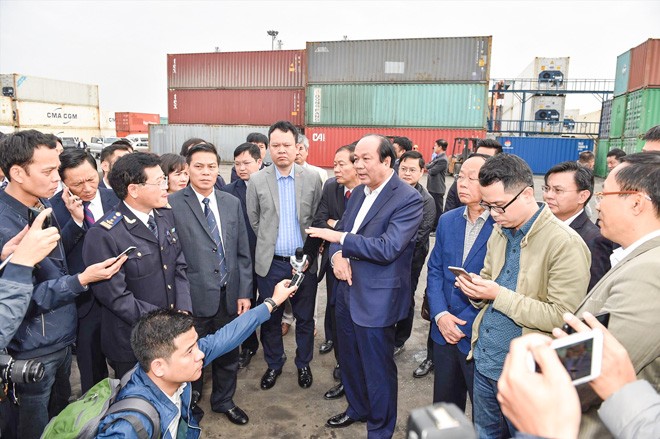 Bộ trưởng, Chủ nhiệm VPCP Mai Tiến Dũng kiểm tra việc nhập khẩu tại Cảng Hải Phòng ảnh: Như Ý 