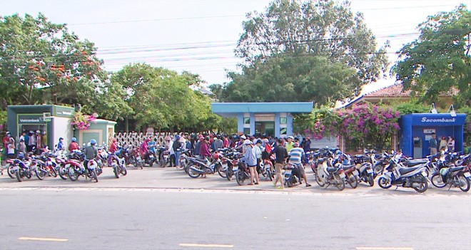 Sáng ngày 31/1, nhiều công nhân đến Cty TNHH Giày da Mỹ Phong để nhận tiền kết thúc hợp đồng lao động 