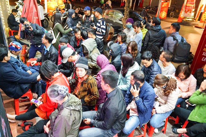 Người dân xếp hàng từ 4 giờ sáng để chờ mua vàng trên phố Trần Nhân Tông (Hà Nội)Ảnh: Như Ý 