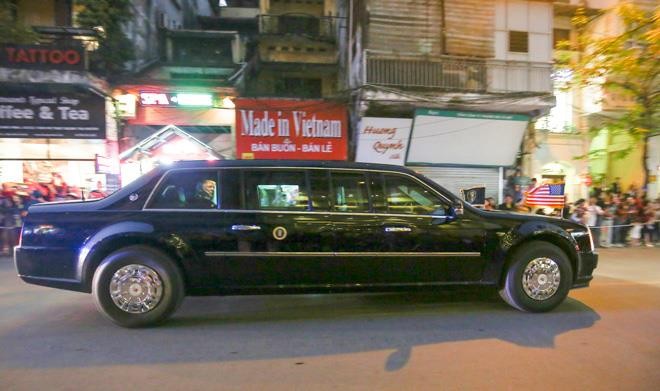 Xe của Tổng thống Donald Trump chạy trên phố Hà Nội - Việt Nam. Ảnh: Như Ý