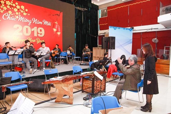 Nghệ sĩ Nhà hát Ca múa nhạc Việt Nam tập luyện cho chương trình nghệ thuật đặc biệt