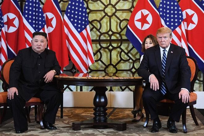 Tổng thống Mỹ Donald Trump (phải) và Chủ tịch Triều Tiên Kim Jong - un trong cuộc gặp riêng tại Hội nghị thượng đỉnh Mỹ - Triều lần hai ở Hà Nội ngày 28/2/2019 ảnh: AFP/TTXVN